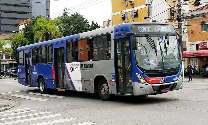 Ônibus da EMTU operando na cidade de Santos, ilustrando o transporte intermunicipal no estado de São Paulo.
