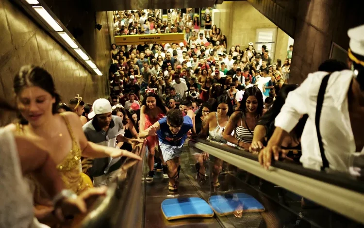 Foliões movimentam estação do Metrô de São Paulo em um Carnaval anterior.