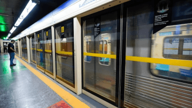 Portas de plataforma protegendo passageiros na Estação do Metrô de SP.