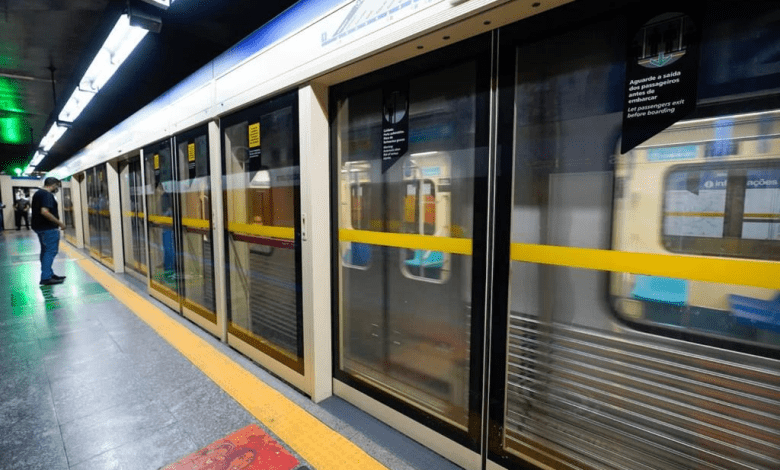 Portas de plataforma protegendo passageiros na Estação do Metrô de SP.