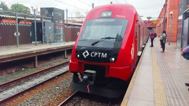 Trem da CPTM do Serviço 710 parado na plataforma antes da descontinuação do serviço.