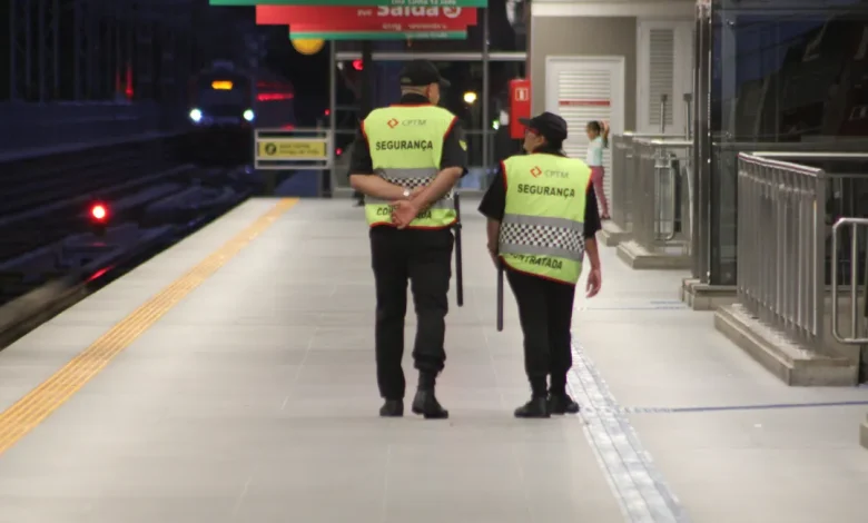 Vigilantes na CPTM patrulhando plataforma de estação para garantir segurança dos passageiros.
