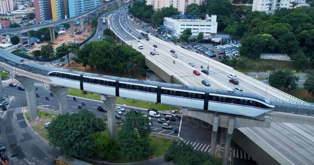 Composição do monotrilho da linha 17-ouro atravessa trecho elevado sobre avenidas movimentadas de São Paulo durante fase de testes técnicos em 2025.