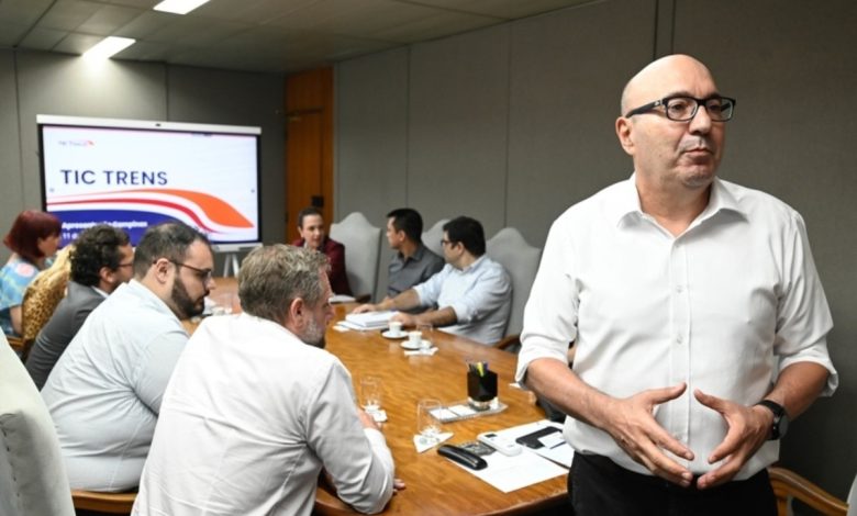 Reunião da Prefeitura de Campinas e Concessionária TIC Trens sobre a implantação do Trem Intercidades São Paulo Campinas, com participantes discutindo o cronograma do projeto.