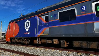 Trem do Metrô BH com nova identidade visual parado nos trilhos sob um céu azul.