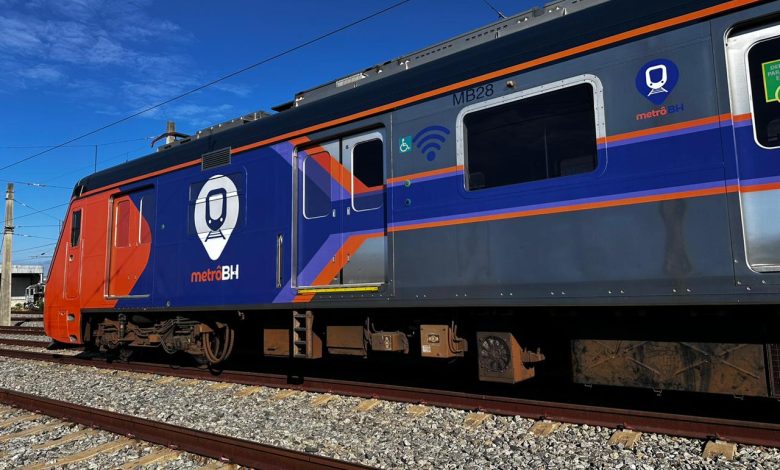 Trem do Metrô BH com nova identidade visual parado nos trilhos sob um céu azul.