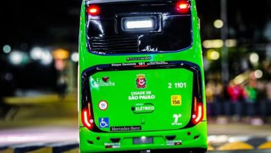 Ônibus elétrico em São Paulo da Sambaíba operando à noite