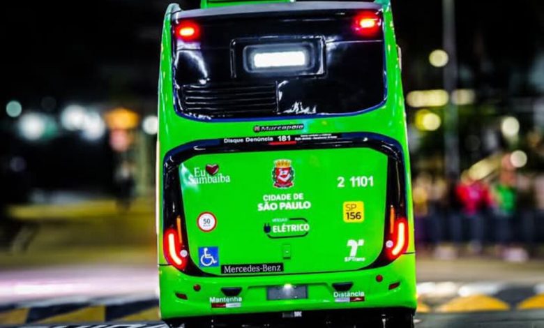 Ônibus elétrico em São Paulo da Sambaíba operando à noite