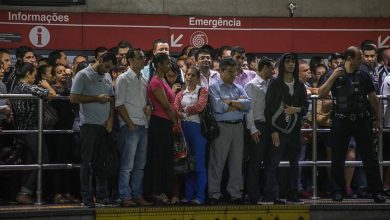 Pessoas aguardando na plataforma da Linha 3-Vermelha do Metrô de São Paulo durante greve da CPTM