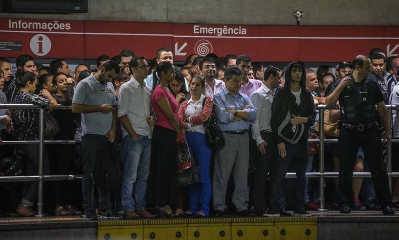 Pessoas aguardando na plataforma da Linha 3-Vermelha do Metrô de São Paulo durante greve da CPTM