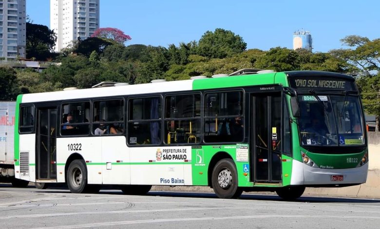 Ônibus da linha 8040/10 da SPTrans, em trajeto entre Sol Nascente e Terminal Lapa, passando por vias de São Paulo.