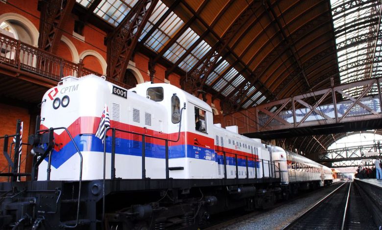 Expresso Turístico da CPTM estacionado na Estação da Luz, destacando o trem retrô com cores da CPTM e passageiros aguardando embarque.