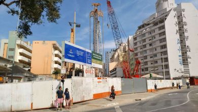 Obras da Estação 14 Bis Linha 6 no Bixiga, com máquinas de escavação e tapumes cercando a construção.