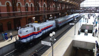Expresso turístico da CPTM na estação da Luz, pronto para embarque.