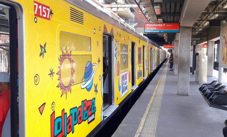Trem Expresso ViaMobilidade com visual do Lollapalooza Brasil 2025 na Estação Grajaú, parte da campanha de mobilidade para o festival em São Paulo.