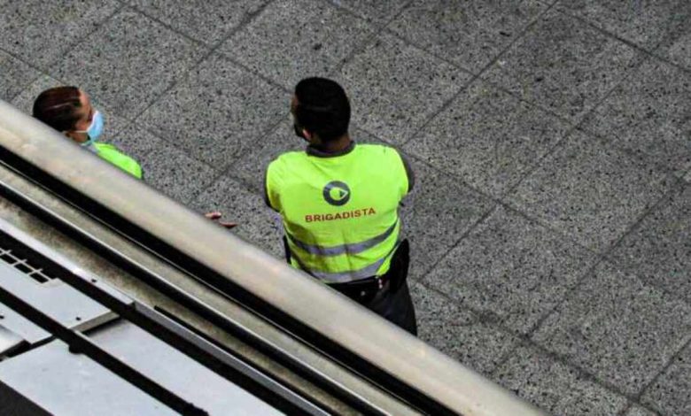 Brigadistas da ViaMobilidade em estação ferroviária, ilustrando as condições de trabalho denunciadas por funcionários das Linhas 8 e 9.
