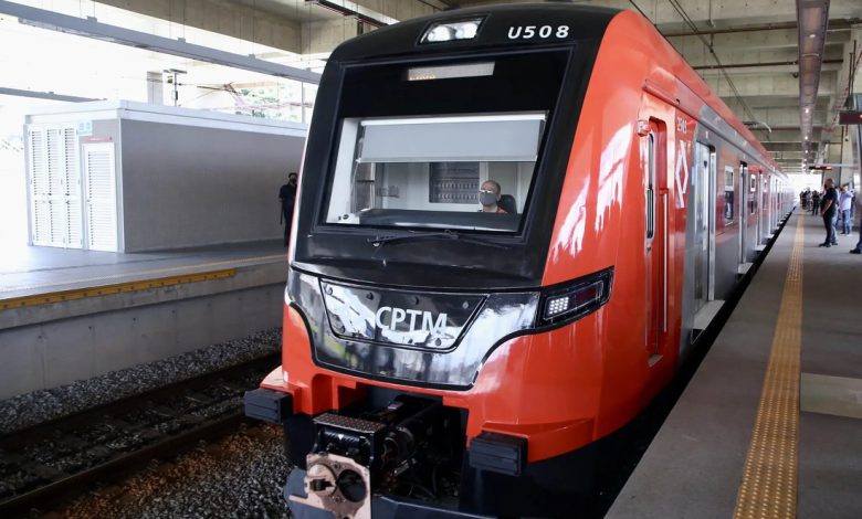 Trem da CPTM na estação durante greve.