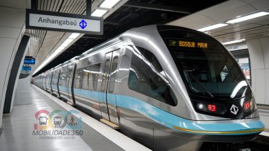 Imagem de um trem moderno do Metrô de São Paulo na estação Anhangabaú, ilustrando o projeto da Linha 19-Celeste.
