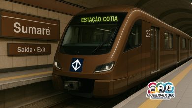 Trem marrom da Linha 22-Marrom parado na estação Sumaré com letreiro 