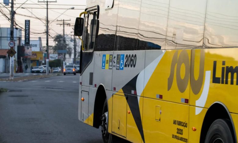 Ônibus da Sancetur operando em Limeira, com identidade visual amarela e preta do Grupo SOU. O veículo possui acessibilidade e tecnologia moderna.