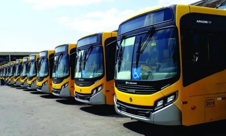 Frota de ônibus da Transunião Transportes estacionada, mostrando a linha de veículos modernos usados para transporte coletivo em São Paulo.