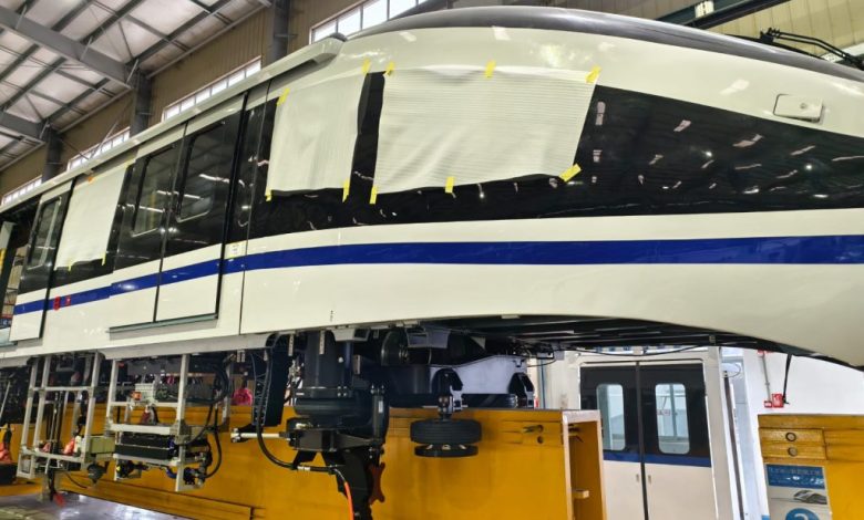 Trem da Linha 17-Ouro do Metrô de São Paulo em fase de montagem e testes na fábrica da BYD, na China.
