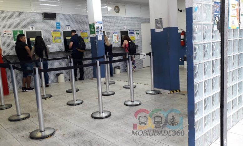 Imagem do Posto de Atendimento de Santana, onde usuários estão realizando serviços relacionados ao Bilhete Único, como recarga e desbloqueio, com filas organizadas.
