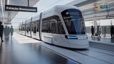 Moderno trem da Linha 14-Ônix estacionado na Estação Bonsucesso, com design futurista e iluminação azul, representando um novo modelo de mobilidade urbana para São Paulo.