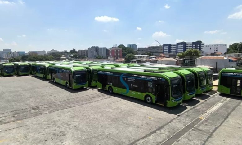 Frota de ônibus elétricos parados em São Paulo devido à falta de infraestrutura elétrica para carregamento.