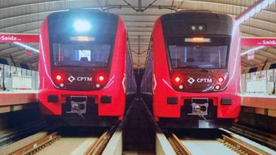 Dois trens vermelhos da CPTM lado a lado em estação coberta, representando as operações afetadas durante a greve da CPTM em 26 de março.