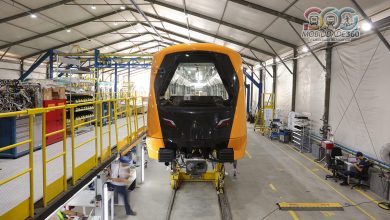Foto do trem da Linha 6-Laranja do Metrô de São Paulo em fase de construção, destacando o design moderno e a estrutura interna
