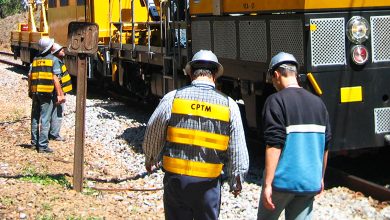 Funcionários da CPTM realizam obras de manutenção nos trilhos durante o fim de semana.