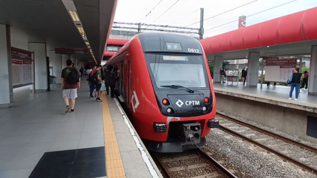 Trem da CPTM parado na plataforma da Estação Tamanduateí, operando na Linha 10-Turquesa. Em meio a atrasos e mudanças, CPTM adia licitação estação ABC, impactando a mobilidade da região.