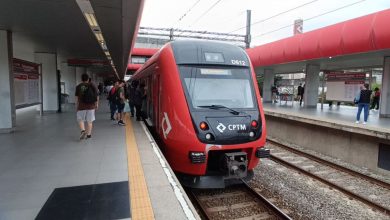 Trem da CPTM parado na plataforma da Estação Tamanduateí, operando na Linha 10-Turquesa. Em meio a atrasos e mudanças, CPTM adia licitação estação ABC, impactando a mobilidade da região.