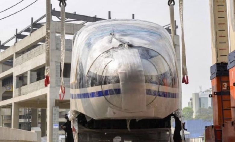 Monotrilho da Linha 17-Ouro chegando à zona sul de São Paulo, com segundo trem transportado com segurança ao Pátio Água Espraiada.