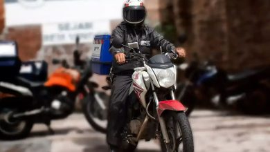 Motoboy pilotando sua moto com caixa de entrega, representando a importância dos seguros para motoboys.