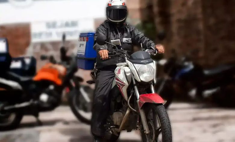 Motoboy pilotando sua moto com caixa de entrega, representando a importância dos seguros para motoboys.