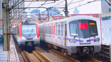 Dois trens do maior metrô do mundo, o metrô de Xangai, circulando em vias elevadas na cidade, destacando sua modernidade e extensão.