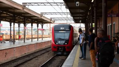 Estação da CPTM com trem chegando.