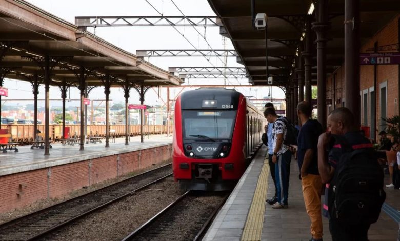 Estação da CPTM com trem chegando.