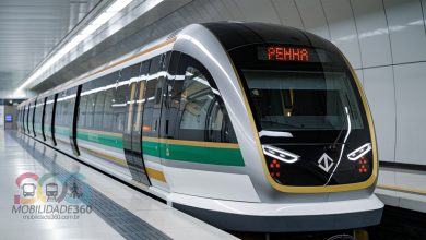 Imagem ilustrativa do metrô da linha 2 verde, com o letreiro digital exibindo 'PENHA' na estação. O trem possui um design moderno, com detalhes dourados e verdes, em um ambiente de estação de metrô bem iluminado.
