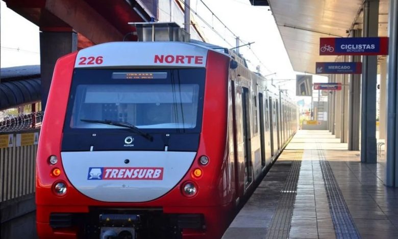 Trem da Trensurb estacionado na plataforma de uma estação em Porto Alegre, com destaque para a identidade visual vermelha e branca.