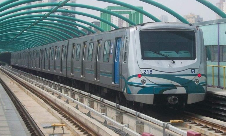 Trem da Linha 2-Verde do Metrô de São Paulo em estação coberta.
