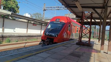 Imagem de trem da CPTM em estação, com foco no veículo e logo da CPTM.