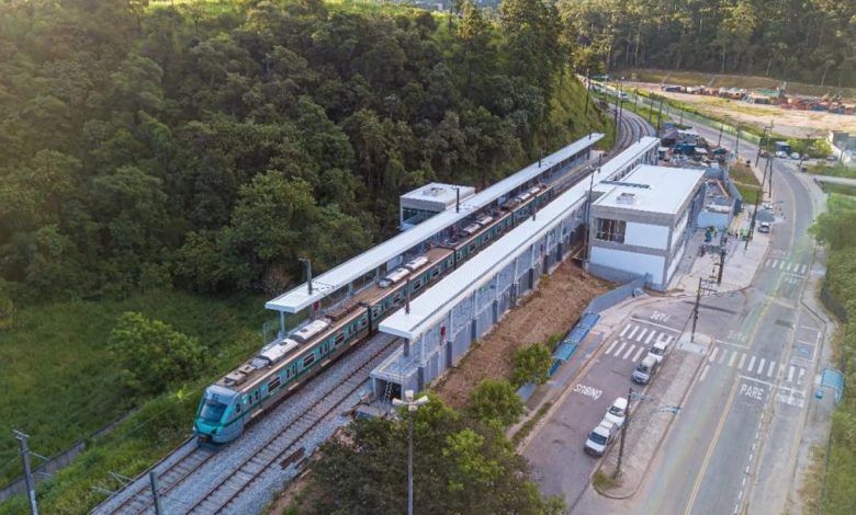 Estação Ambuitá reaberta com trem moderno, vista aérea e infraestrutura moderna.