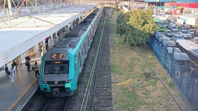 Trem da Linha 8-Diamante parado em plataforma com passageiros aguardando embarque