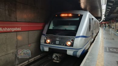 Trem do Metrô de São Paulo na estação Anhangabaú, com passageiros aguardando na plataforma.