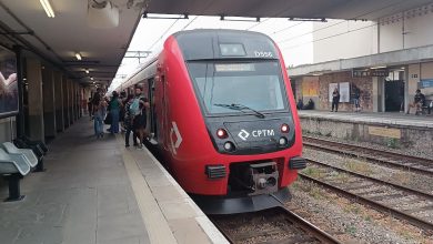 Trem da CPTM parado em estação com passageiros embarcando, durante mudanças na CPTM por obras no fim de semana.