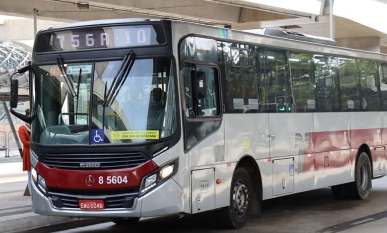 Ônibus da linha 756A/10 circulando em São Paulo, com novo itinerário.