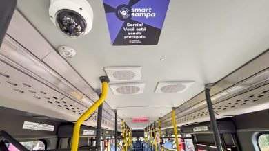 Imagem do interior de um ônibus elétrico de São Paulo com câmeras de reconhecimento facial do Smart Sampa.